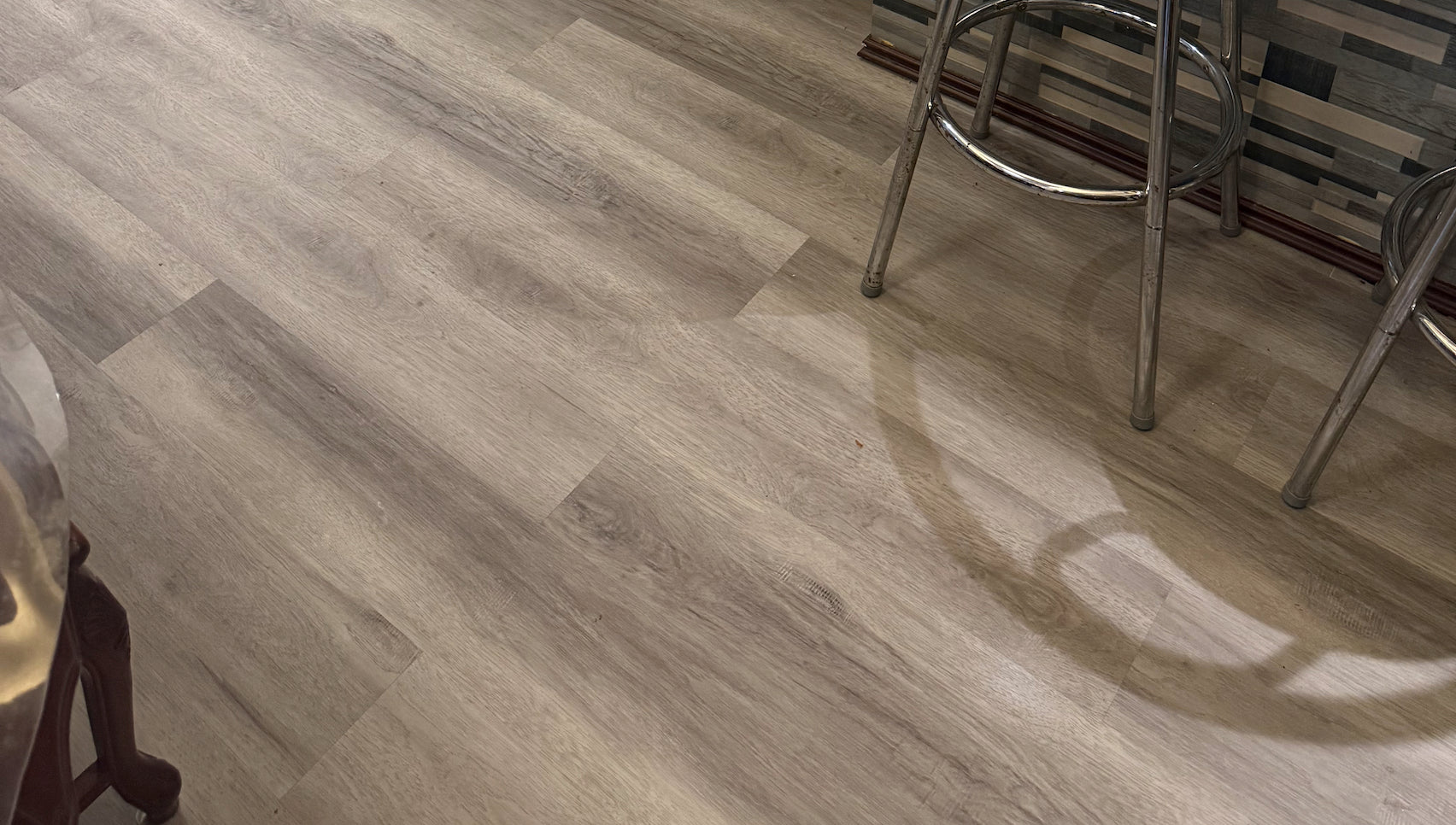 Water-resistant spc flooring in a neutral oak finish, ideal for high-traffic home interiors.